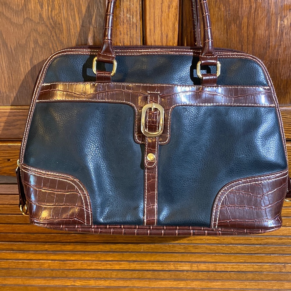 CARRYLAND purse in excellent condition